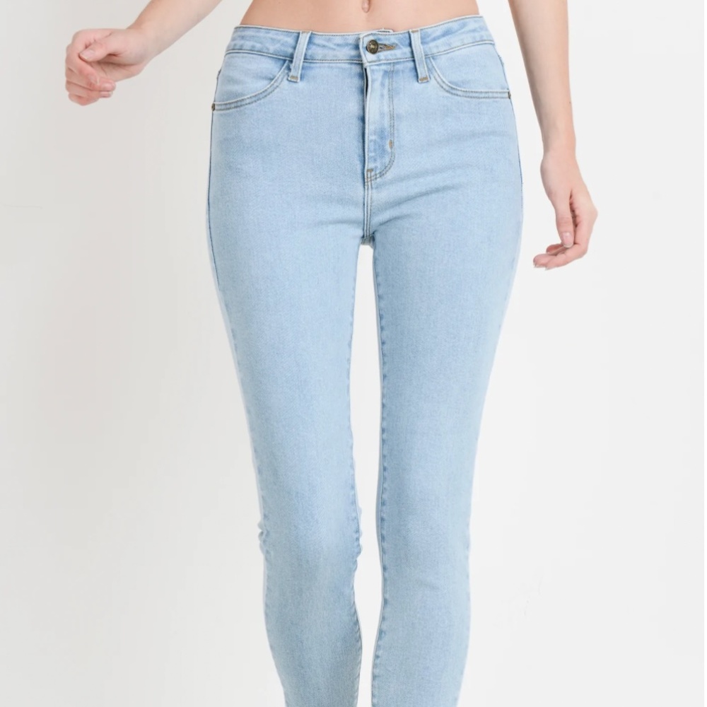 NWT Just Black Denim Skinny w/ Tulip Fray Hem, Color "Light Denim" Size 27"